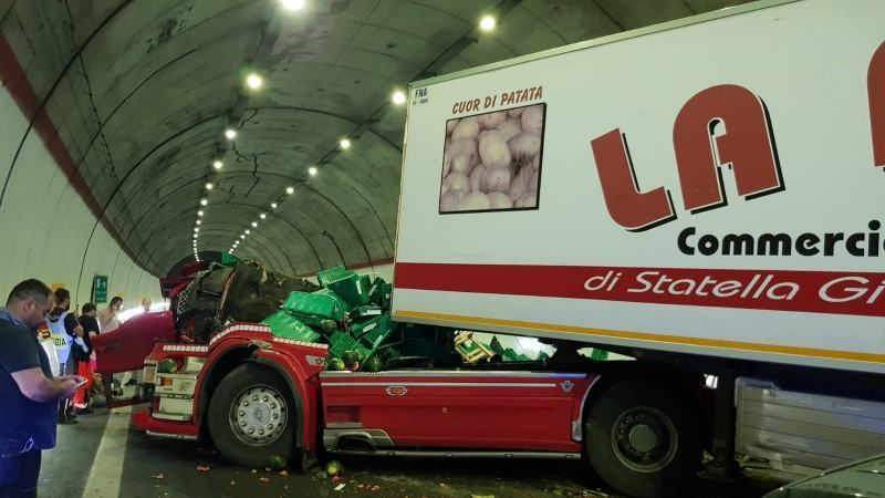 Reggio Calabria, incidente A2: provvidenziale l’intervento della Polizia di Stato