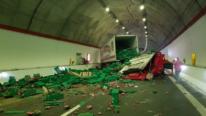 Reggio Calabria, incidente lungo la A2. Camion ribaltato in galleria – FOTO