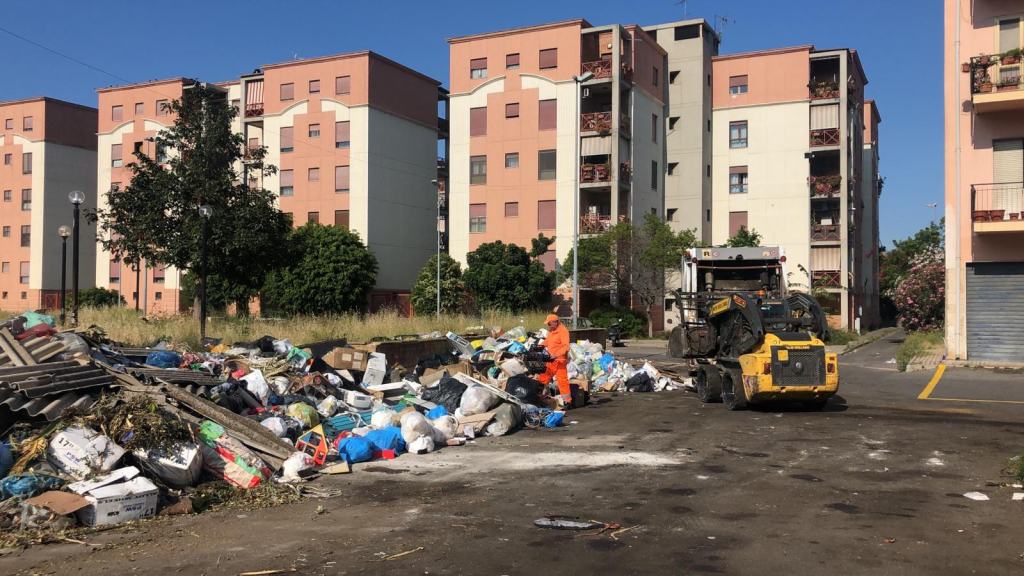 Reggio, emergenza rifiuti. Al rione Marconi torna la ‘normalità’