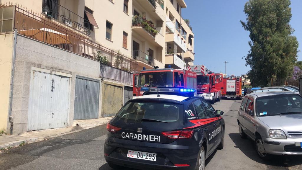 Reggio, incendio al secondo piano di un palazzo