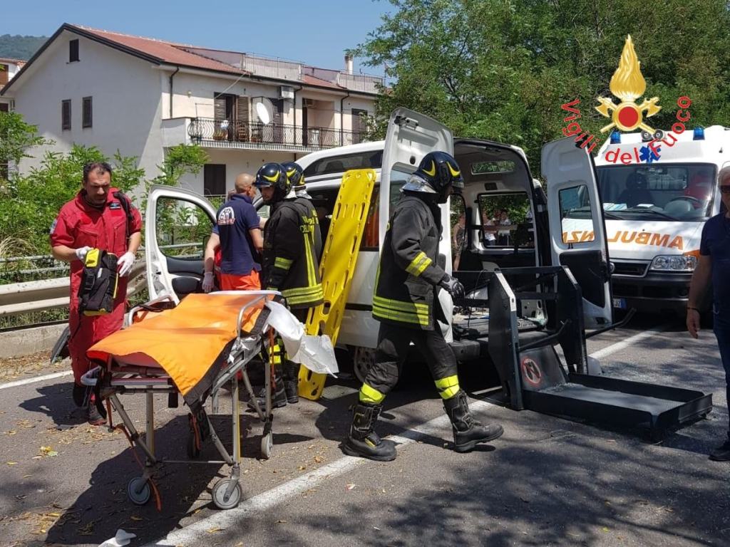 Calabria, incidente stradale lungo la SS18