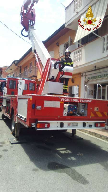 Vibo, esplosione in locale interrato: intervenuti Vigili del Fuoco