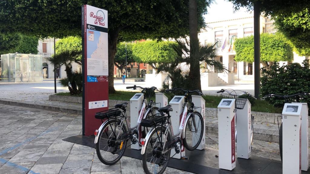 Reggio in Bici a fine corsa: il bike sharing smontato pezzo dopo pezzo