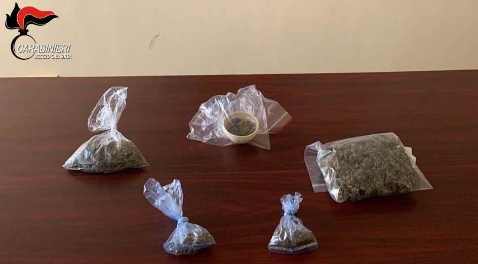 Detenzione e spaccio di stupefacenti: arrestato un giovane in provincia di Reggio