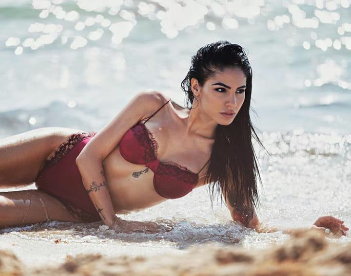 Giulia De Lellis al Cala Azul per una serata stellare