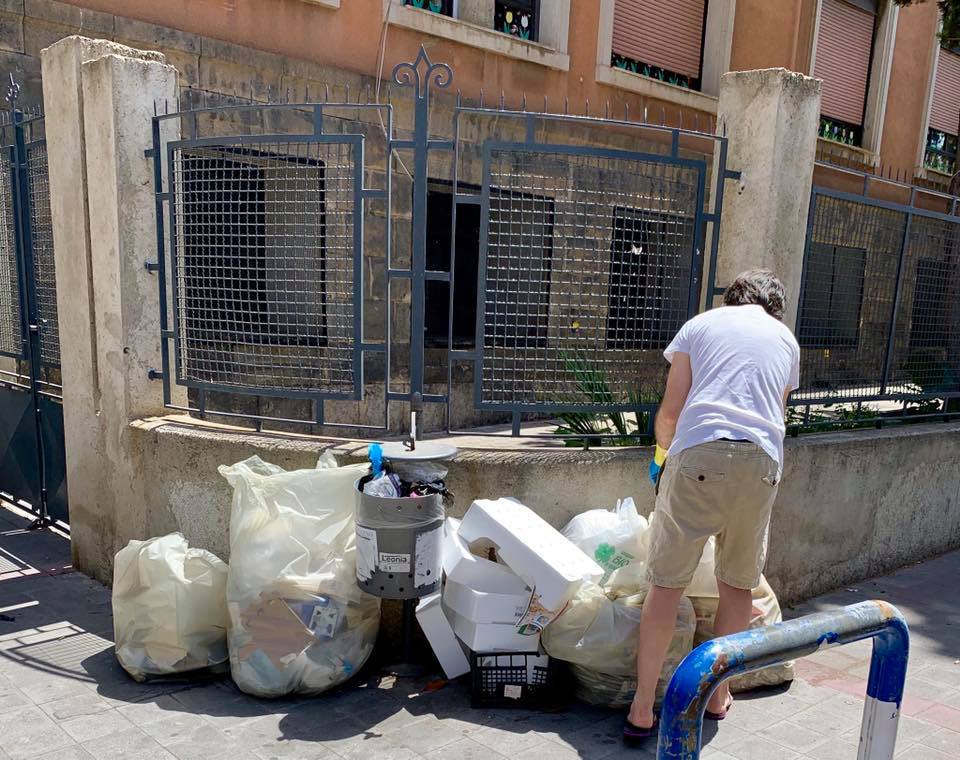 Falcomatà rovista tra i rifiuti e scova un ‘lordazzo’: “Reggini aiutateci”