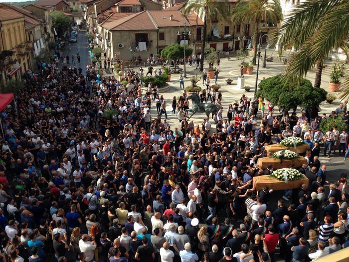 Migliaia di persone a Soriano per il funerale dei tre ragazzi morti in un incidente stradale