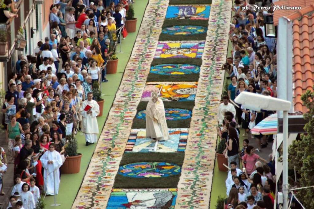 Reggio, torna l’infiorata di Gallico Marina: fede e bellezza si intrecciano