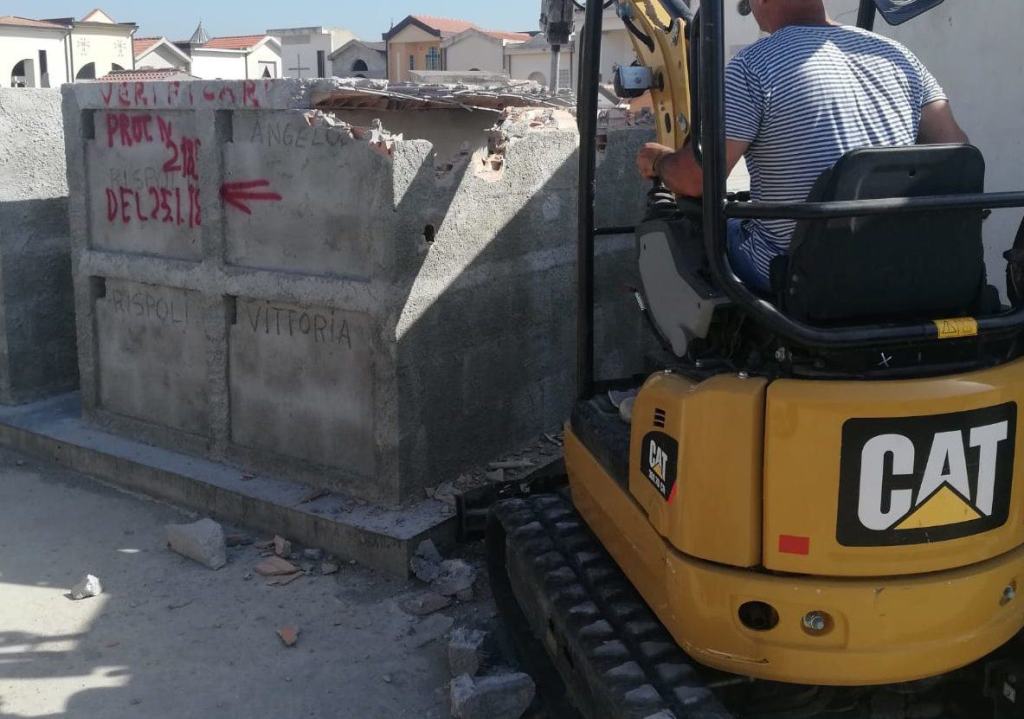 Tombe abusive a Locri, avviati i lavori di demolizione