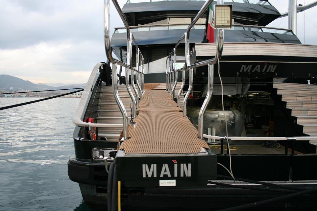 Giorgio Armani arriva in Calabria a bordo del suo yacht di lusso