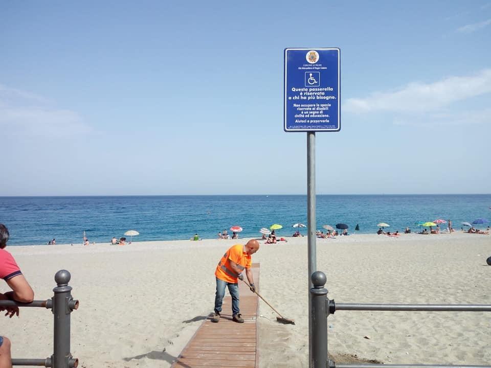 Palmi, un’estate di inclusione: installate speciali docce e passerelle in spiaggia – FOTO