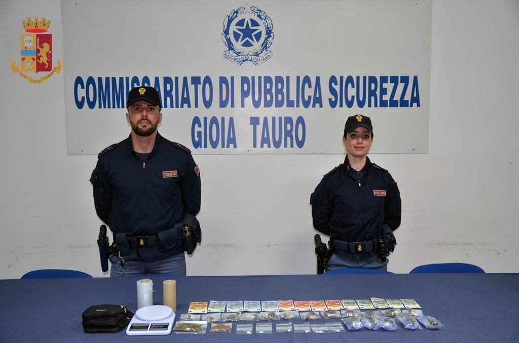 Dosi di cocaina e cannabis in auto: arrestato un uomo in provincia di Reggio