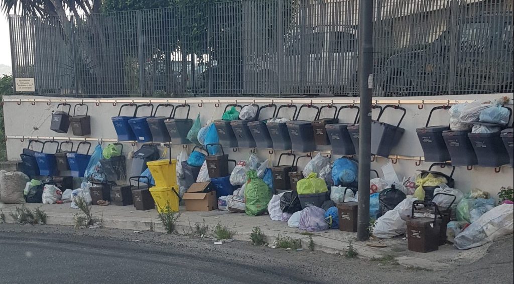 Rifiuti, “Basta porta a porta”: i reggini si ribellano e scendono in piazza