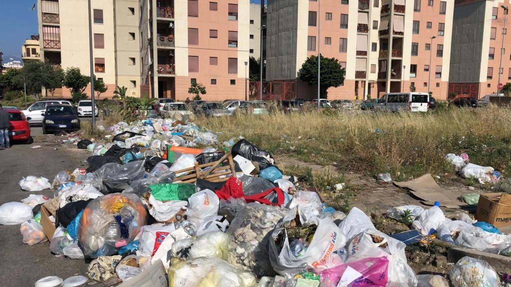 Reggio, emergenza rifiuti. Benvenuti al rione Marconi – FOTO