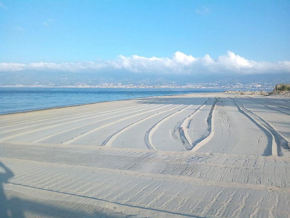 Reggio, pulizia del litorale. Falcomatà: “Avete mai visto spiagge così pulite?” – FOTO
