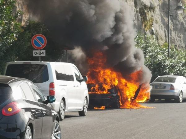 Tropea, auto in fiamme a pochi passi dalla spiaggia