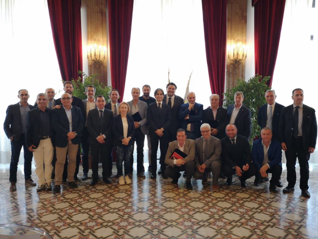 Reggio riconosce l’impegno dei sindaci dell’area metropolitana: la consegna delle targhe