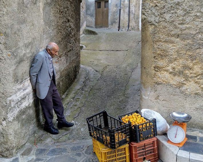 “Il venditore di nespole”: ecco la foto, made in Calabria, diventata virale sul web