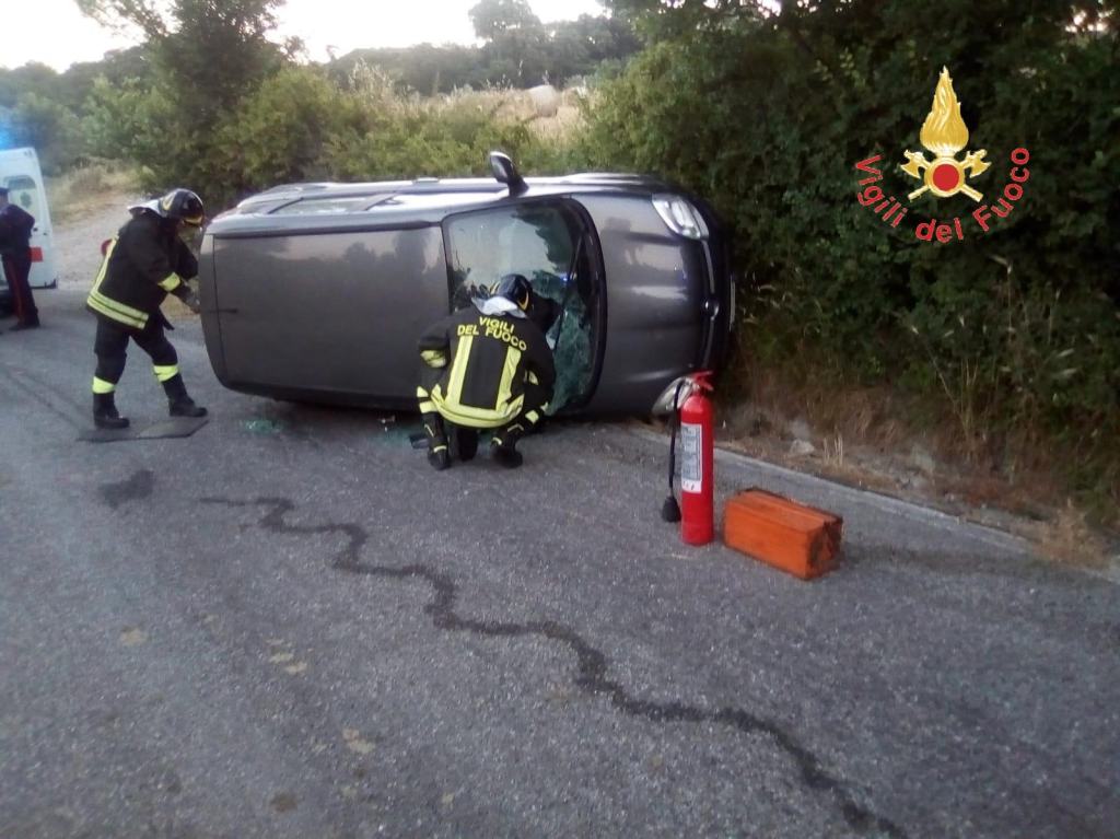 Calabria, perde il controllo dell’auto e si ribalta: l’intervento dei Vigili del Fuoco