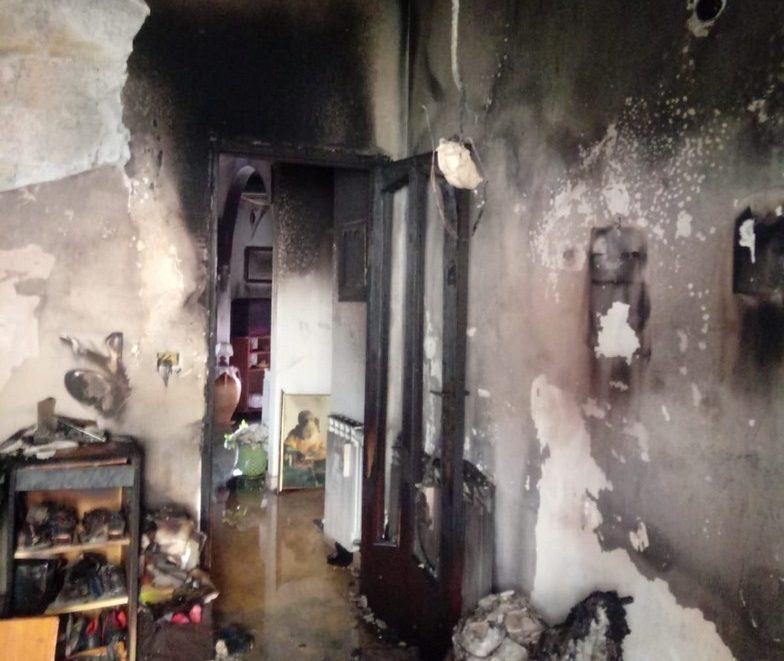 Reggio Calabria, i Vigili del fuoco domano un incendio in zona Parco Caserta – FOTO