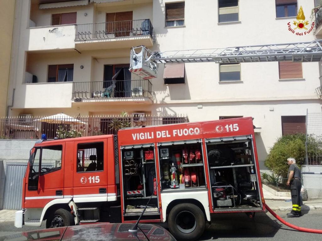 Reggio Calabria, donna tenta suicidio. Salvata dai Vigili del Fuoco