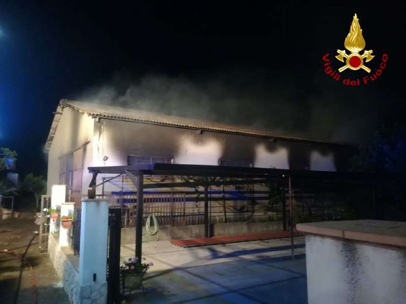 Calabria, incendio in un capannone. Vigili al lavoro per tutta la notte