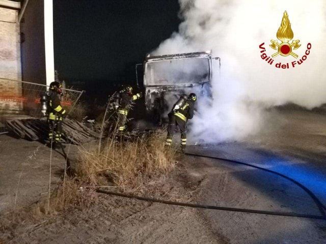 Incendio in Calabria, camion in fiamme. Intervengono i Vigili del fuoco