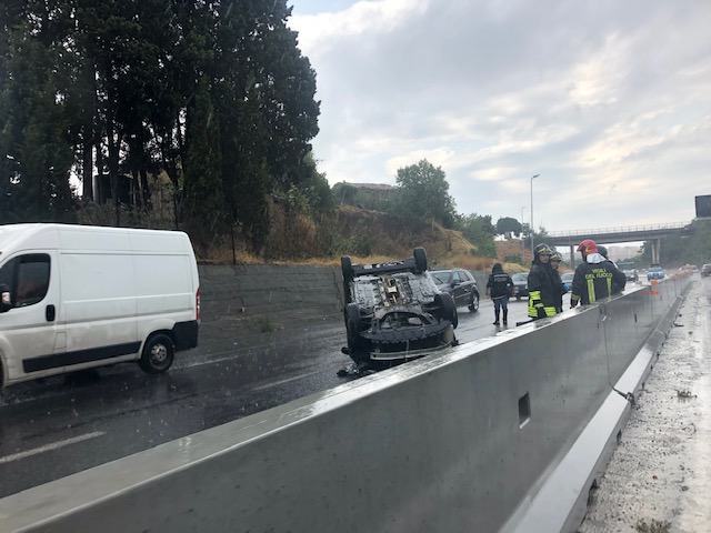 Reggio, auto ribaltata sulla SS106. Rallentamenti in corso