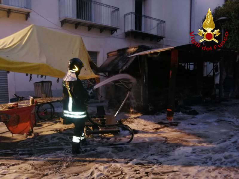 Calabria, una rosticceria ambulante prende fuoco: l’intervento dei Vigili – FOTO