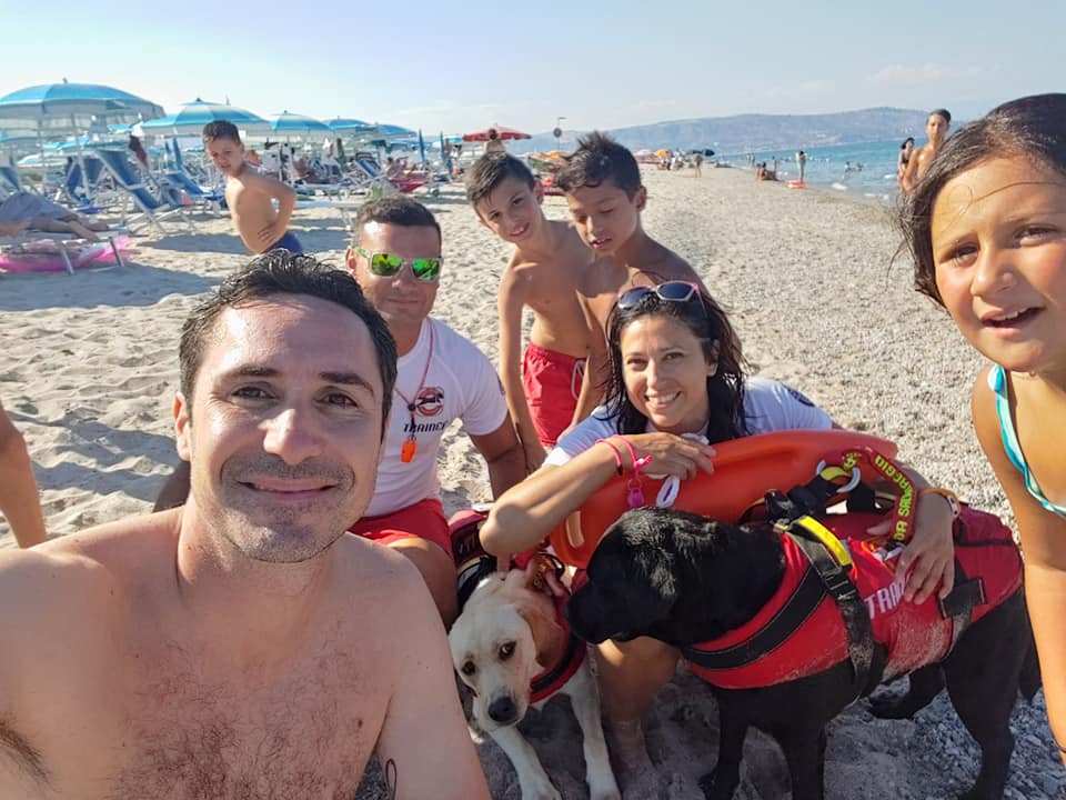 Bambino disperso in spiaggia calabrese: salvato dagli eroi a quattro zampe