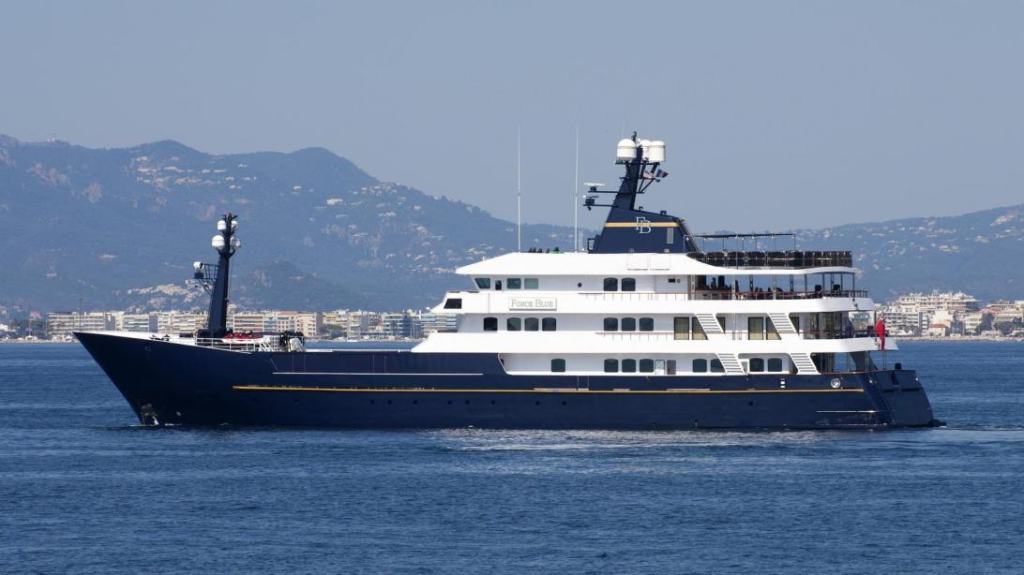 Avvistato a largo di Tropea lo yacht di Flavio Briatore, Force Blue