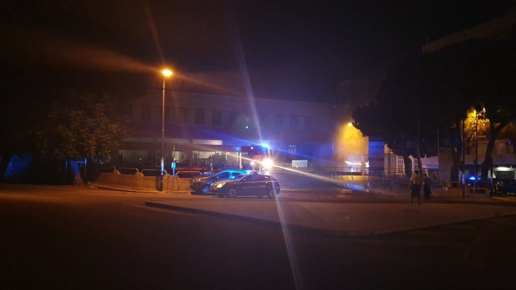 Reggio, incendio in pieno centro: coinvolto un esercizio commerciale – FOTO