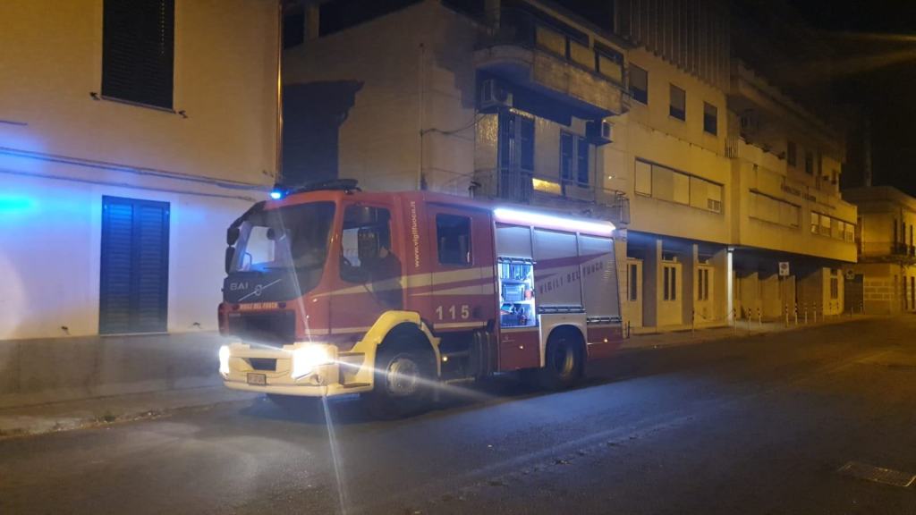 Reggio, altro incendio nella notte: prende fuoco un cumulo di rifiuti