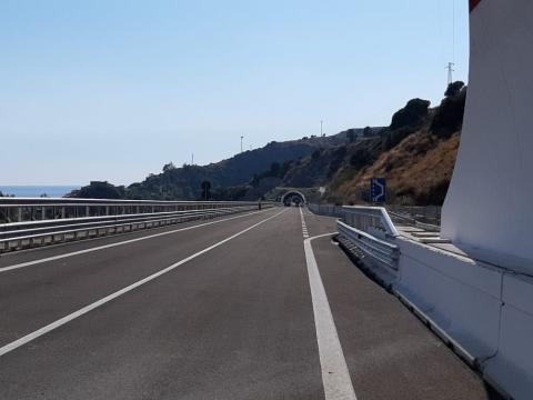 Reggio, incidente mortale. Traffico bloccato sulla SS 106