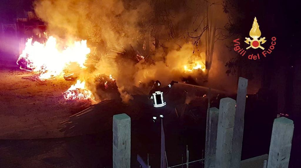 Calabria, grosso incendio in prossimità della Cittadella Regionale e del Campus Universitario – FOTO