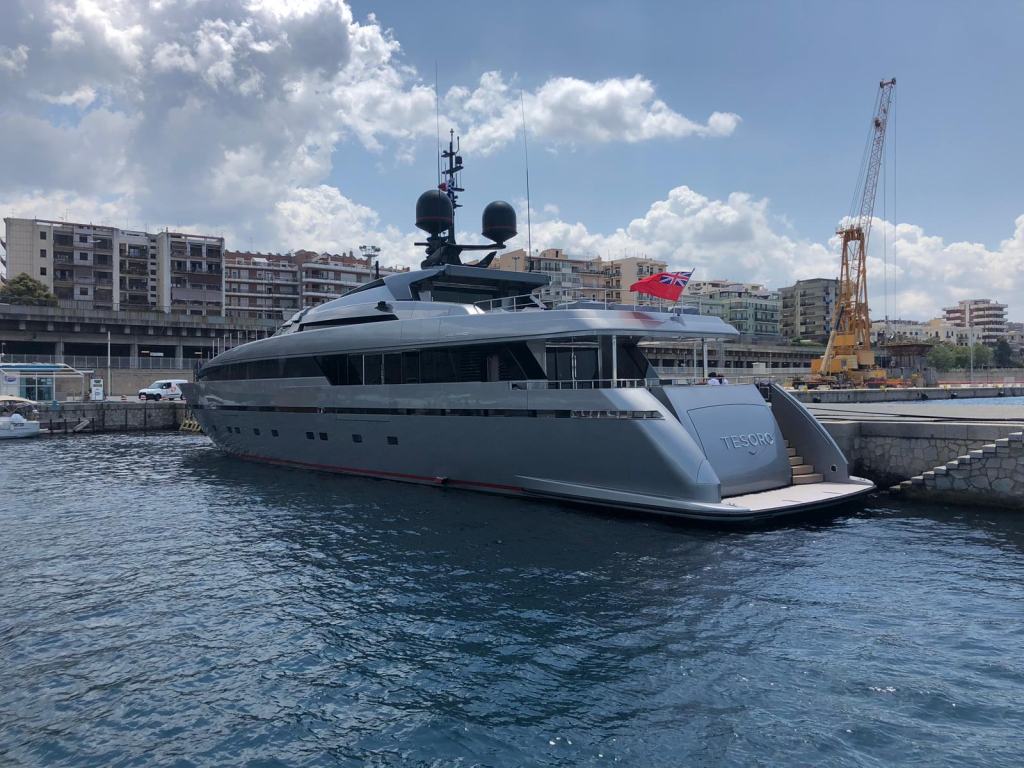 Al porto di Reggio l’imponente e lussuoso yacht ‘Tesoro’