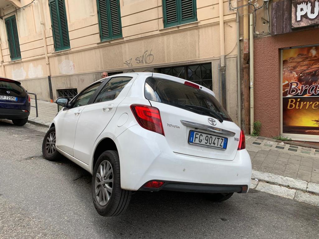 Reggio, auto rimane incastrata in una voragine