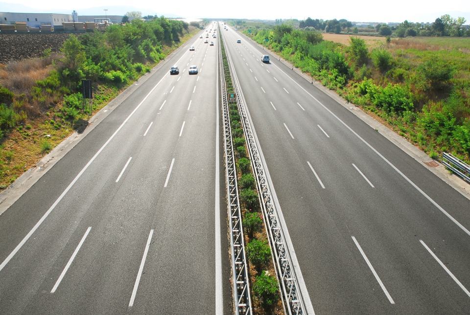 Calabria – Veicolo in fiamme sull’Autostrada del Mediterraneo, traffico in tilt