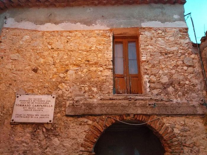 Casa Tommaso Campanella, abbattuto balcone abusivo