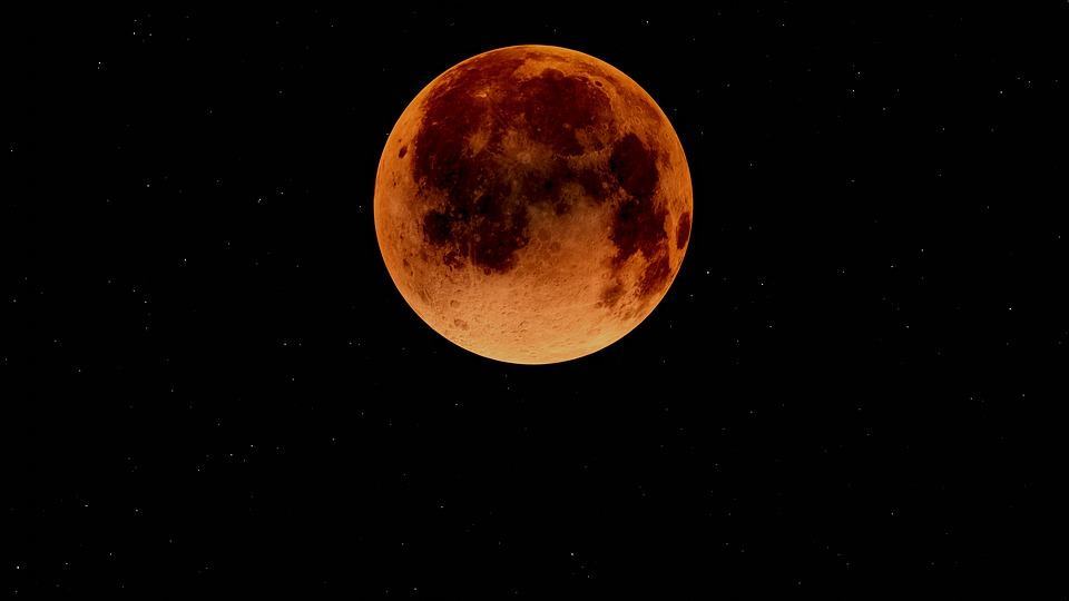 È il giorno dell’eclissi parziale di luna: come osservarla dal Planetario Pythagoras