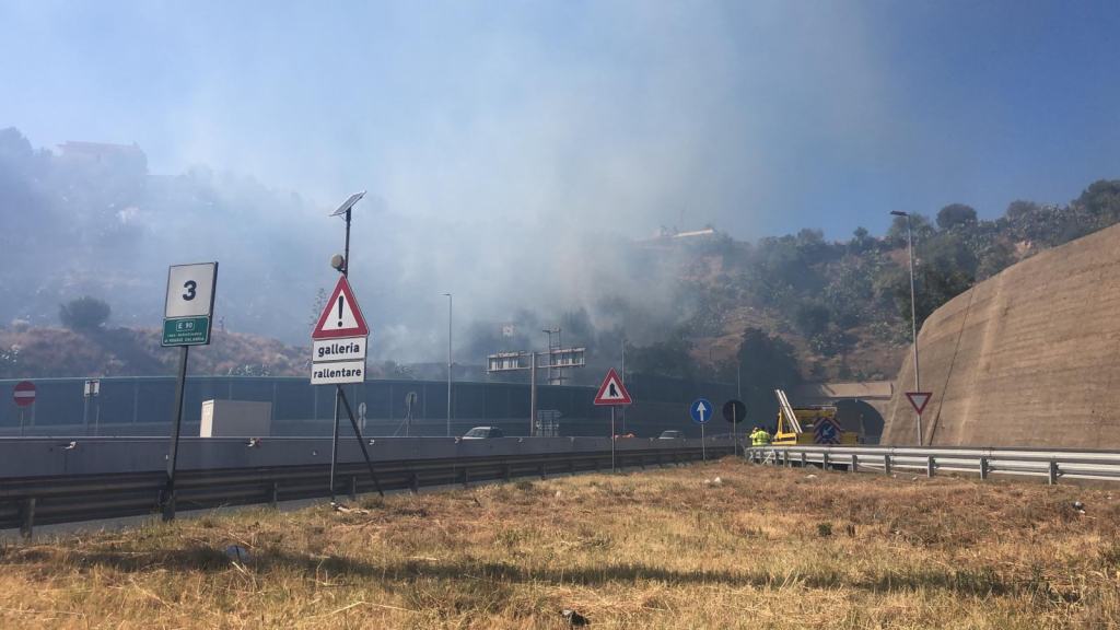 Reggio, incendio in autostrada. Si alza alta colonna di fumo – FOTO