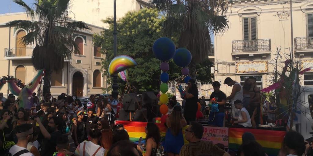 Minacce a don Davide, Agedo e Arcigay: “Ripudiamo ogni forma di violenza”