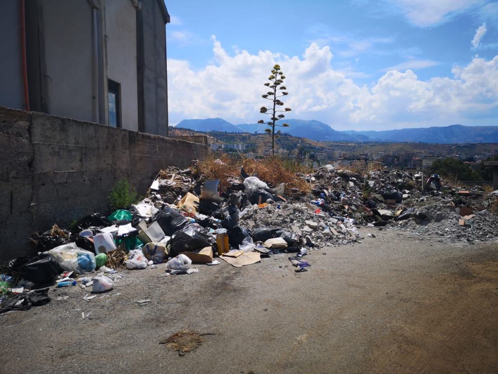 Reggio, il cimitero di Modena è una discarica