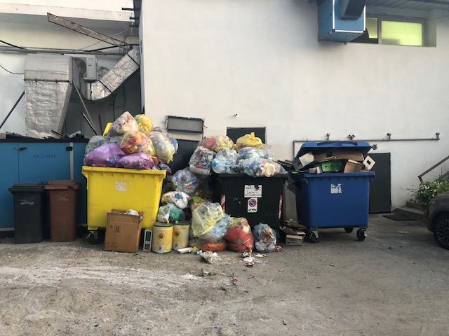 Reggio, emergenza rifiuti. Imprenditore disperato: “Comune sordo al nostro appello”