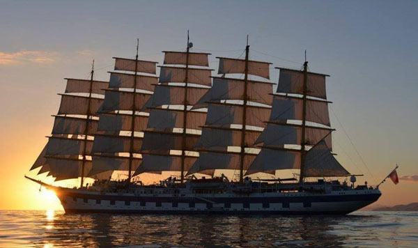 Il ‘Royal Clipper’ attraversa le acque dello Stretto di Messina
