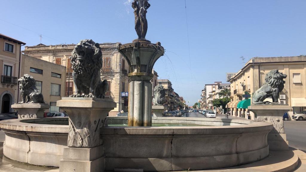 Siderno, proiettile sul davanzale del Comune. Fragomeni: ‘Chi delinque non avrà spazio’