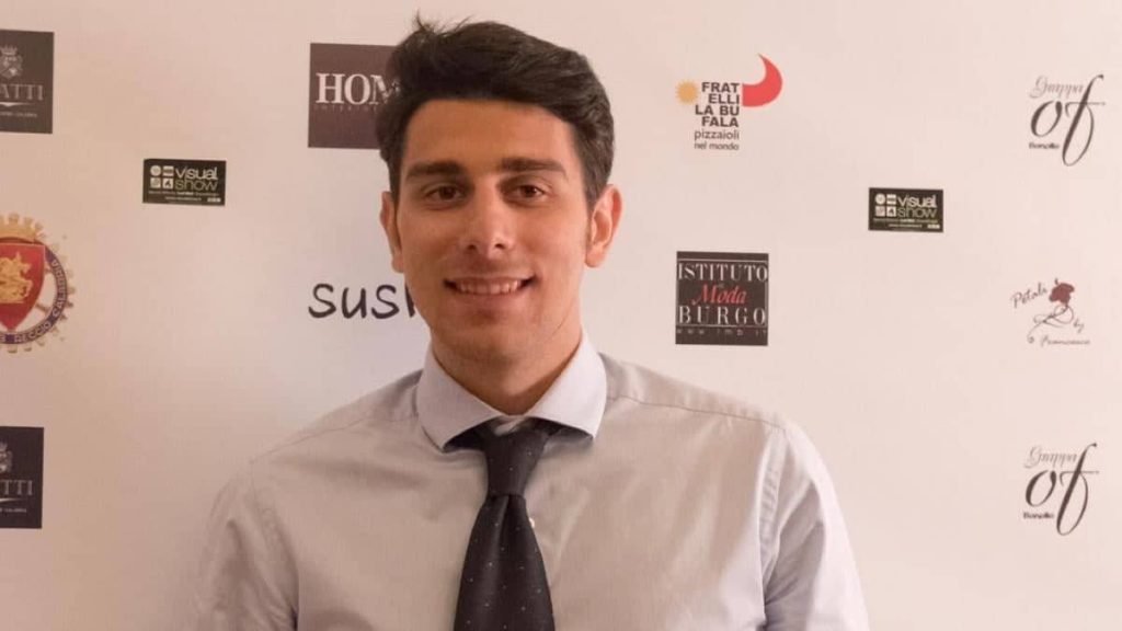 Sasha Sorgonà lancia ‘Spinoza’ e chiama i giovani reggini: “Il futuro è una conquista”