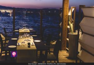 tavolo sedie tramonto