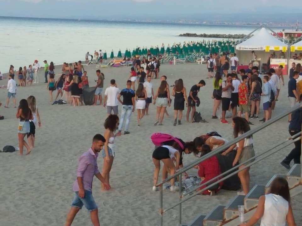 Roccella – “L’inizio di una nuova era”: dopo la festa i giovani puliscono la spiaggia – FOTO