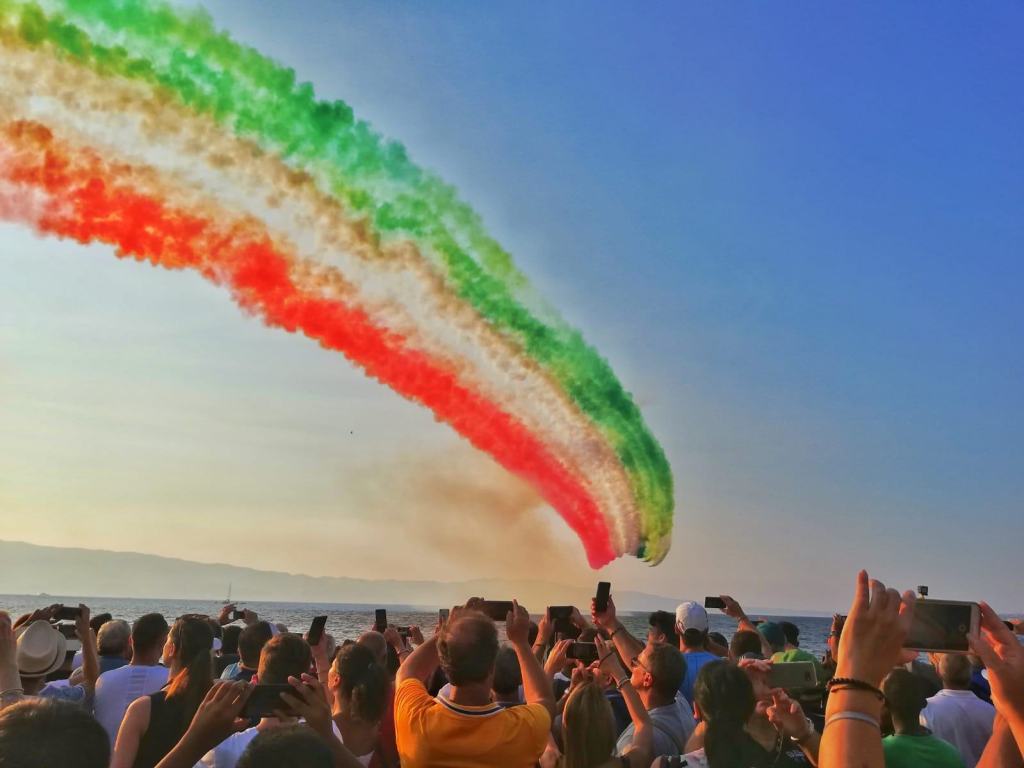 Stupore a Reggio, Airshow mozzafiato con le Frecce Tricolori – FOTO